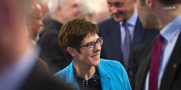 Die Kandidatin für den CDU-Vorsitz Annegret Kramp-Karrenbauer steht zwischen Männern in Anzügen Die Kandidatin für den CDU-Vorsitz Annegret Kramp-Karrenbauer steht zwischen Männern in Anzügen