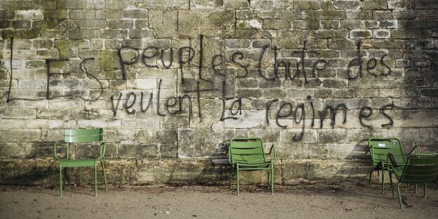 Ein Graffiti mit der Aufschrift „Les peuples veulent la chute des regimes“ (Die Völker wollen den Fall der Regime) steht an einer Wand Ein Graffiti mit der Aufschrift „Les peuples veulent la chute des regimes“ (Die Völker wollen den Fall der Regime) steht an einer Wand