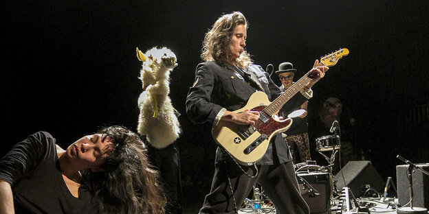 Zwei Frauen, eine Gitarre und eine Puppe auf der Bühne des Berliner Hebbel-Theaters anlässlich von "Wiedersehen in Tunix". Zwei Frauen, eine Gitarre und eine Puppe auf der Bühne des Berliner Hebbel-Theaters anlässlich von "Wiedersehen in Tunix".