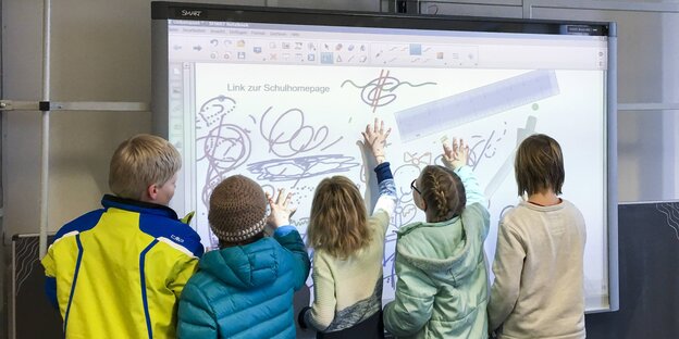 Schüler an einem Whiteboard Schüler an einem Whiteboard