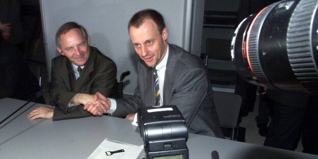 Wolfgang Schäuble und Friedrich Merz schütteln sich die Hände Wolfgang Schäuble und Friedrich Merz schütteln sich die Hände