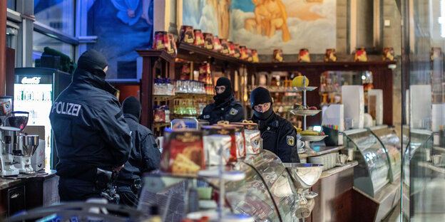 Vermummte Polizisten in einem Eiscafe Vermummte Polizisten in einem Eiscafe