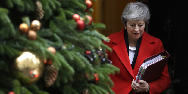 Theresa May neben einem geschmücken Tannenbaum Theresa May neben einem geschmücken Tannenbaum