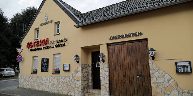 Die Rolladen an einer Osteria sind verschlossen. Bei der großangelegten Razzia gegen die italienische Mafia hat die Polizei einen der mutmaßlichen Haupttäter in Nordrhein-Westfalen verhaftet Die Rolladen an einer Osteria sind verschlossen. Bei der großangelegten Razzia gegen die italienische Mafia hat die Polizei einen der mutmaßlichen Haupttäter in Nordrhein-Westfalen verhaftet