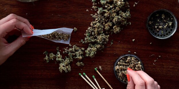 Eine Person dreht einen Joint Eine Person dreht einen Joint