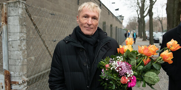 Hubertus Knabe steht mit einem Blumenstrauß vor der Stasi-Gedenkstätte Hohenschönhausen Hubertus Knabe steht mit einem Blumenstrauß vor der Stasi-Gedenkstätte Hohenschönhausen