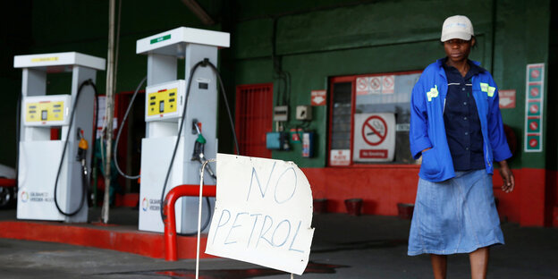 Eine Tankstelle, davor ein Schild mit der Aufschrift "No Petrol". Eine Tankstelle, davor ein Schild mit der Aufschrift "No Petrol".