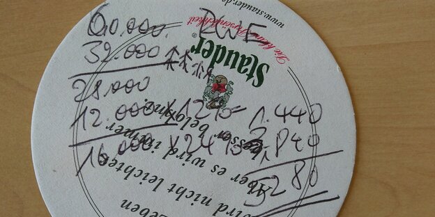 Ein beschrifteter Bierdeckel. Friedrich Merz soll darauf sein Steuerkonzept vorgestellt haben, in dem er die Abgaben einer vierköpfigen Familie ausrechnete. Ein beschrifteter Bierdeckel. Friedrich Merz soll darauf sein Steuerkonzept vorgestellt haben, in dem er die Abgaben einer vierköpfigen Familie ausrechnete.
