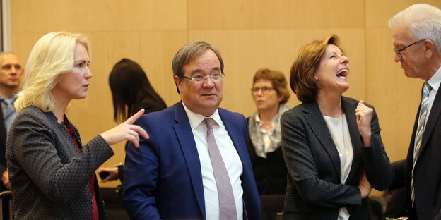 Mehrere MinisterpräsidentInnen stehen im Saal des Bundesrates zusammen Mehrere MinisterpräsidentInnen stehen im Saal des Bundesrates zusammen