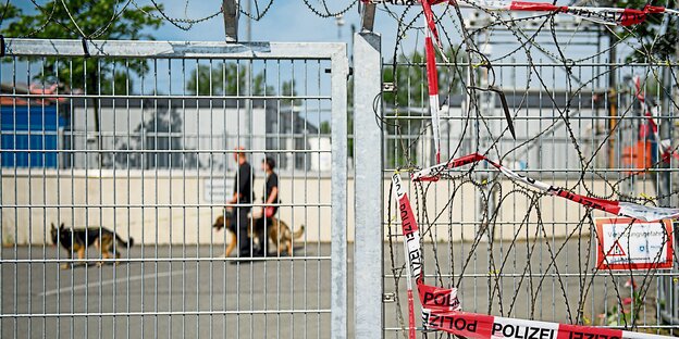 Ein Stacheldrahtzaun vor der Gefangenensammelstelle