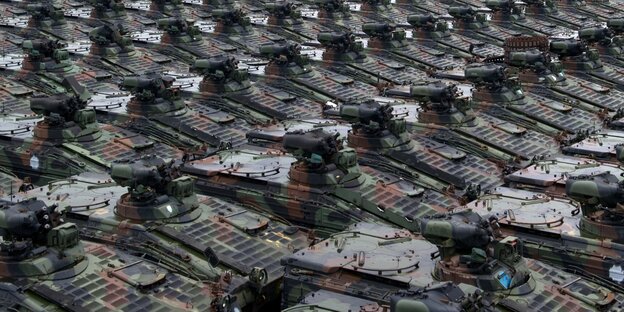 Viele Panzer stehen dichtgedrängt nebeneinander Viele Panzer stehen dichtgedrängt nebeneinander