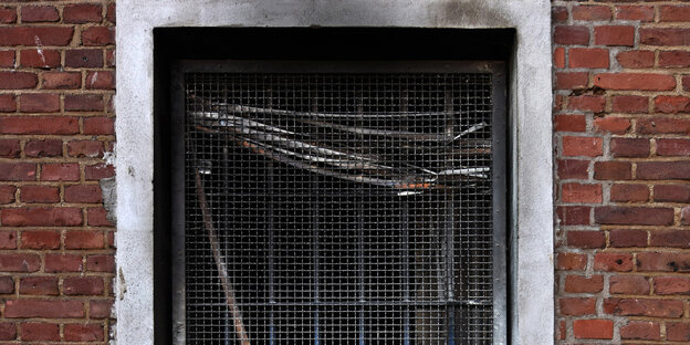 Brandspuren an einem vergitterten Fenster Brandspuren an einem vergitterten Fenster