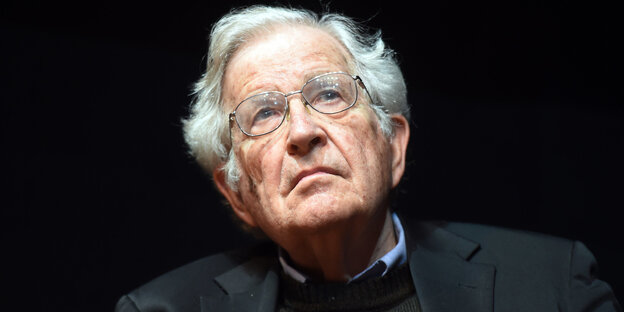 Der US-amerikanische Gesellschaftskritiker Noam Chomsky hält im Zentrum für Kunst und Medientechnologie in Karlsruhe einen Vortrag Der US-amerikanische Gesellschaftskritiker Noam Chomsky hält im Zentrum für Kunst und Medientechnologie in Karlsruhe einen Vortrag