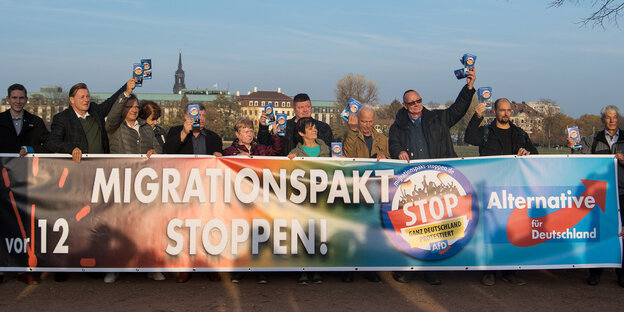 Mitglieder der Meißner AfD stehen während der Landtagssitzung vor dem Landtag und halten einen Banner mit der Aufschrift «Migrationspakt stoppen!» Mitglieder der Meißner AfD stehen während der Landtagssitzung vor dem Landtag und halten einen Banner mit der Aufschrift «Migrationspakt stoppen!»