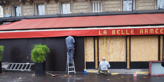 Frankreich, Paris: Arbeiter sichern die Terrasse des Lokals "La Belle Armée" mit Spanplatten Frankreich, Paris: Arbeiter sichern die Terrasse des Lokals "La Belle Armée" mit Spanplatten