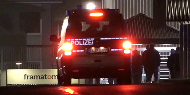 Ein Polizeiwagen vor der Brennelementefabrik