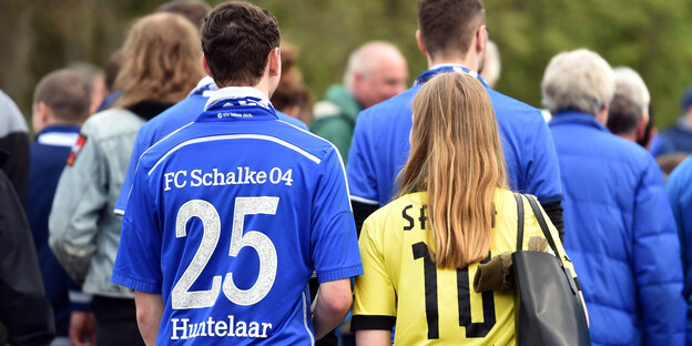 Fans in den Trikots des BVB und von Schalke Fans in den Trikots des BVB und von Schalke