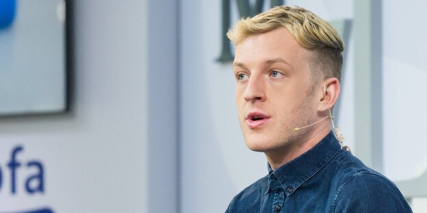 ein blonder Mann spricht ein blonder Mann spricht