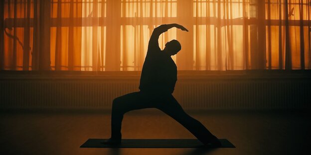 Ein Mann in einer stehenden Yoga-Haltung