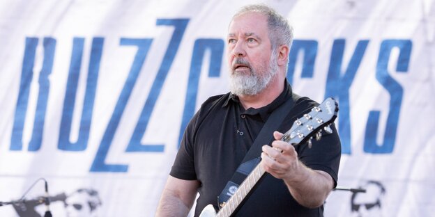 Pete Shelley vor dem Logo der Buzzcocks auf der Bühne des Riot Fest in Chicago.