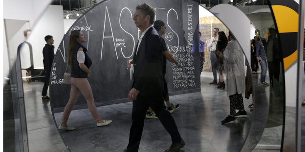 Ansicht gespiegelter Menschen und Kunstwerke Ansicht gespiegelter Menschen und Kunstwerke