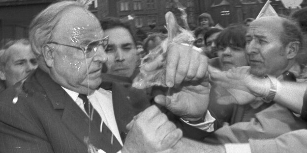 Helmut Kohl wird in Halle mit Eiern beworfen Helmut Kohl wird in Halle mit Eiern beworfen