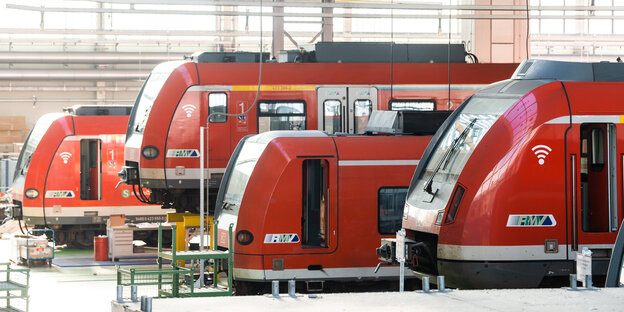 S-Bahnen in einem Depot