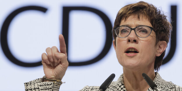 Annegret Kramp-Karrenbauer gestikuliert