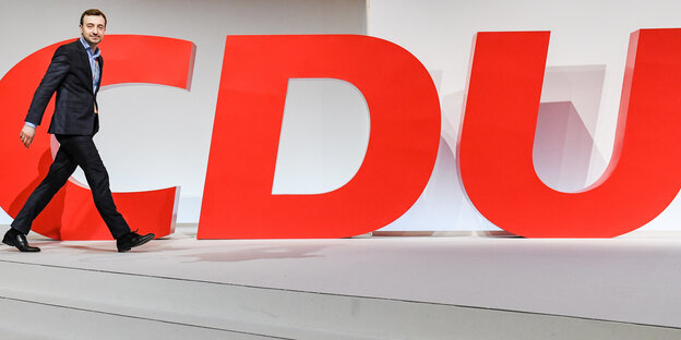Paul Ziemiak läuft am CDU-Logo vorbei Paul Ziemiak läuft am CDU-Logo vorbei