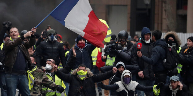 Demonstranten mit Frankreich-Fahne Demonstranten mit Frankreich-Fahne