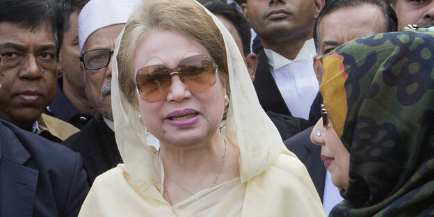 Bangladeschs Oppositionsführerin Khaleda Zia trägt eine Sonnenbrille Bangladeschs Oppositionsführerin Khaleda Zia trägt eine Sonnenbrille