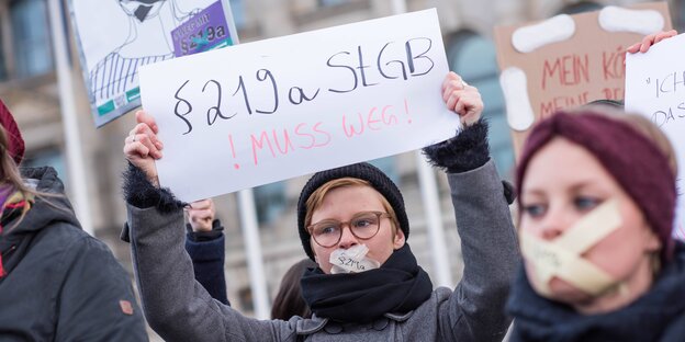 Eine Demonstrantin fordert die Streichung des Paragrafen 210a Eine Demonstrantin fordert die Streichung des Paragrafen 210a