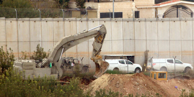 In Israel ist ein Bagger an einer Mauer In Israel ist ein Bagger an einer Mauer