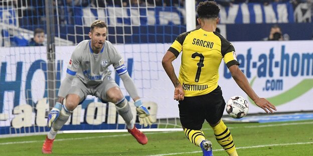 Jadon Sancho schießt ein Tor Jadon Sancho schießt ein Tor