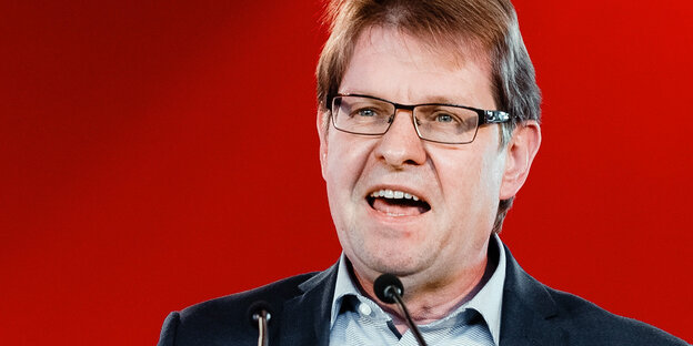Ralf Stegner spricht ins Mikro Ralf Stegner spricht ins Mikro