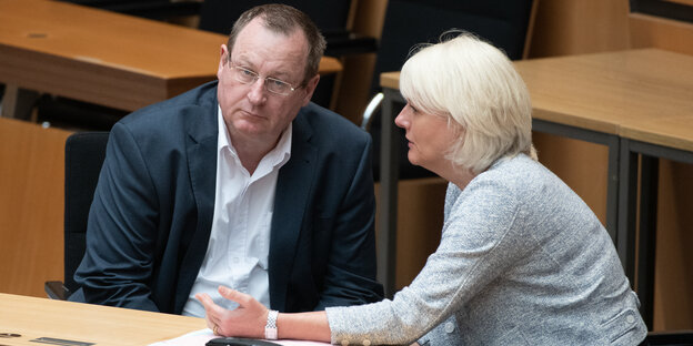 Kirchner sitzt mit Senatorin Günther auf der Regierungsbank im Abgeordnetenhaus Kirchner sitzt mit Senatorin Günther auf der Regierungsbank im Abgeordnetenhaus