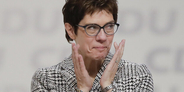 Annegret Kramp-Karrenbauer hält die Hände ans Gesicht Annegret Kramp-Karrenbauer hält die Hände ans Gesicht