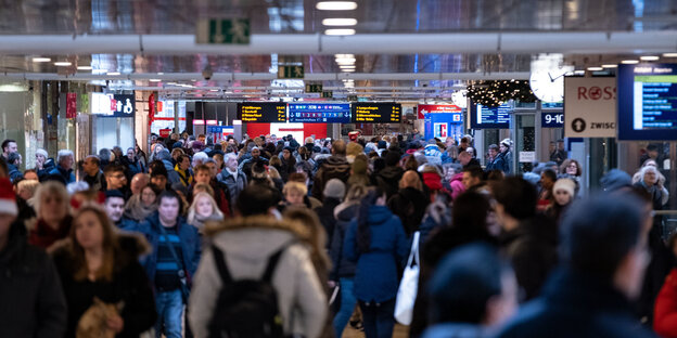 Fahrgäste im Hannoveraner Hauptbahnhof Fahrgäste im Hannoveraner Hauptbahnhof