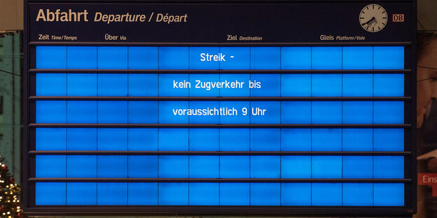 Leer ist die Fahrplantafel auf dem Hauptbahnhof bis auf "Streik - kein Zugverkehr bis voraussichtlich 9 Uhr" Leer ist die Fahrplantafel auf dem Hauptbahnhof bis auf "Streik - kein Zugverkehr bis voraussichtlich 9 Uhr"