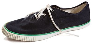 Der Plimsol-Schuh aus Gummisohle und Leinenstoffüberzug Der Plimsol-Schuh aus Gummisohle und Leinenstoffüberzug