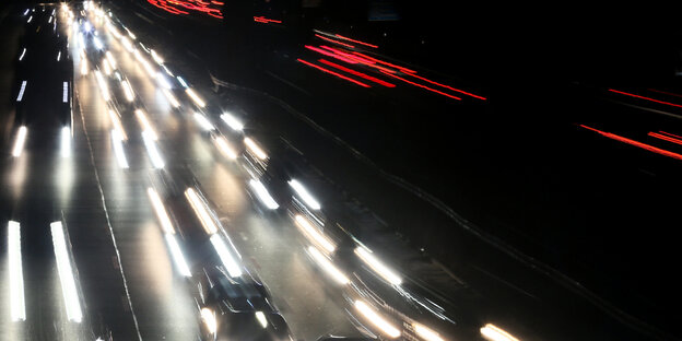 Lichter im Dunkeln. Es sind die Fahrzeuglichter von sich bewegenden Autos im Dunkel. Lichter im Dunkeln. Es sind die Fahrzeuglichter von sich bewegenden Autos im Dunkel.