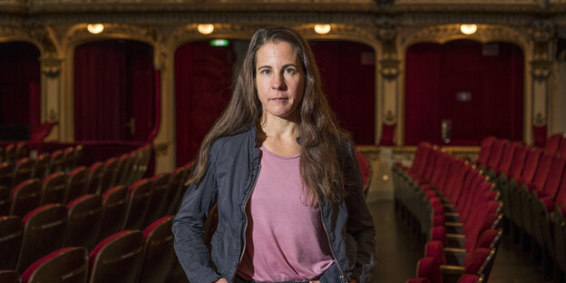 Ute Hannig steht im Zuschauerraum des Schauspielhauses. Ute Hannig steht im Zuschauerraum des Schauspielhauses.