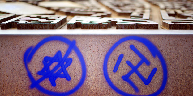 Ein Hakenkreuz und ein durchgestrichener Davidstern sind an einer Gedenkstätte zu sehen Ein Hakenkreuz und ein durchgestrichener Davidstern sind an einer Gedenkstätte zu sehen