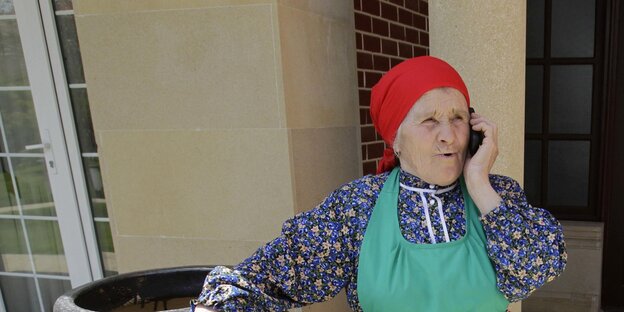 Eine Frau telefoniert Eine Frau telefoniert