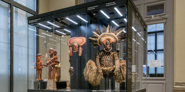 Afrikanische Masken in einem Schaukasten Afrikanische Masken in einem Schaukasten