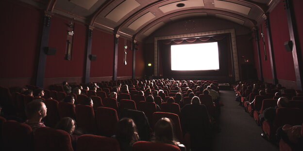 Ein Kino mit wenig Besuchern Ein Kino mit wenig Besuchern