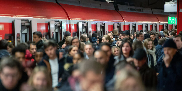Menschenmassen in Stuttgarter S-Bahnhof Menschenmassen in Stuttgarter S-Bahnhof