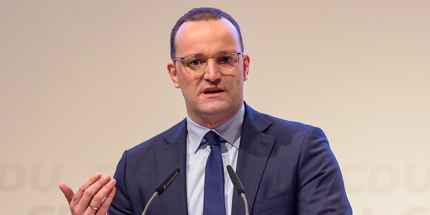 Gesundheitsminister Jens Spahn steht an einem Rednerpult Gesundheitsminister Jens Spahn steht an einem Rednerpult