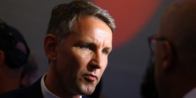 Björn Höcke spricht in ein Mikrofon Björn Höcke spricht in ein Mikrofon