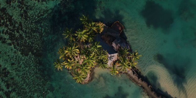 Ein kleines Eiland im türkisgrünen Meer Ein kleines Eiland im türkisgrünen Meer